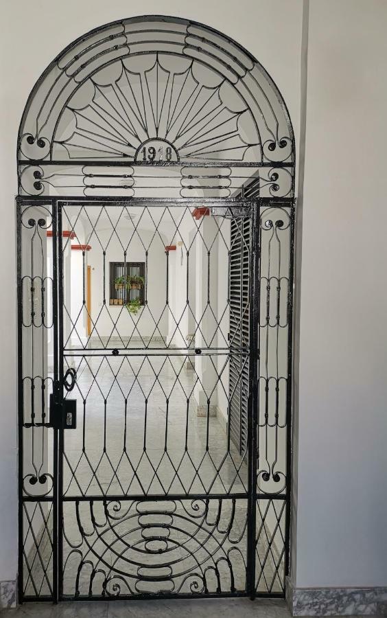 Teodosio Apartment Free Parking & Central Ac Sevilla Bagian luar foto